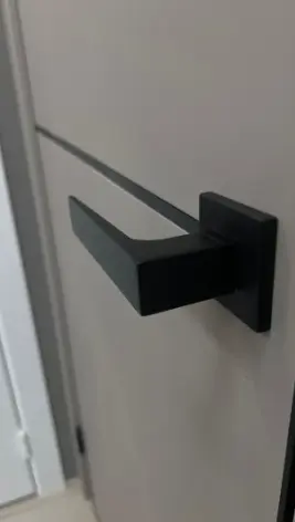 Межкомнатная дверь Нева In39 Макиато AL кромка черная Бежево-серый