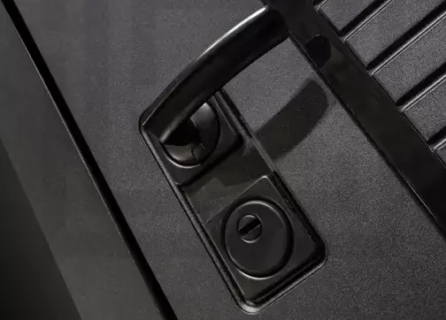 Входная дверь с шумоизоляцией Лабиринт Пиано панель 05 ясень темный