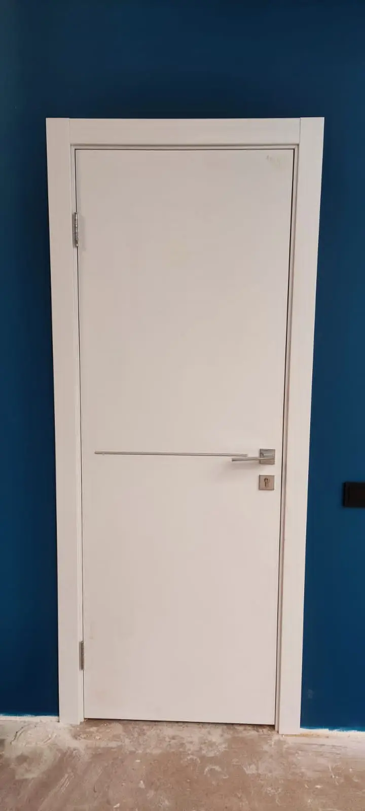 Межкомнатная дверь LEVEL Гладкое с молдингом бетон серый