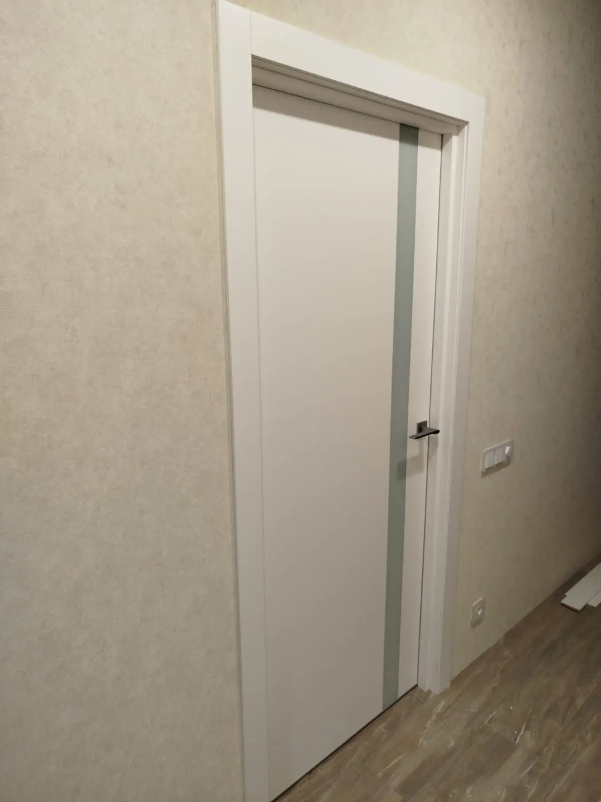 Межкомнатная дверь Uberture TAMBURAT 4104 Аляска суперматовая, хром кромка Белый Лакобель белый