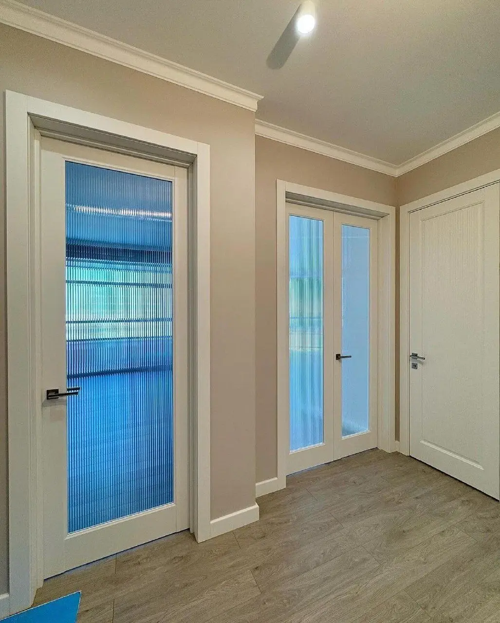 Дверь S2 рифленое снежное утро Белый Прозрачное