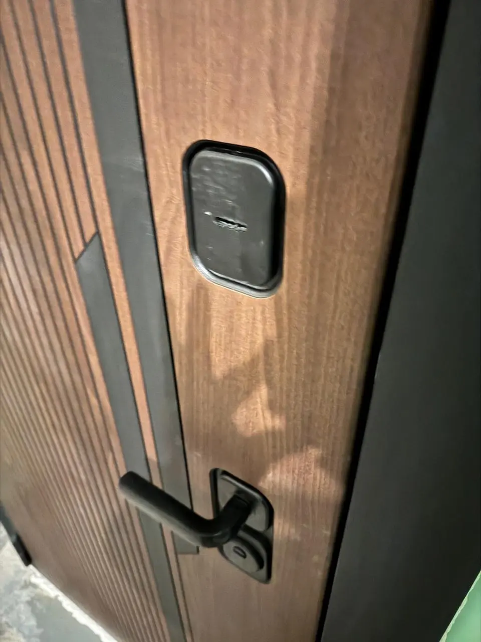 Входная дверь с шумоизоляцией Лабиринт Кармина панель 29 белый рельеф софт