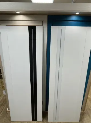 Межкомнатная дверь YD Юник Микс эмалит белый лакобель с полоской пропускающей свет