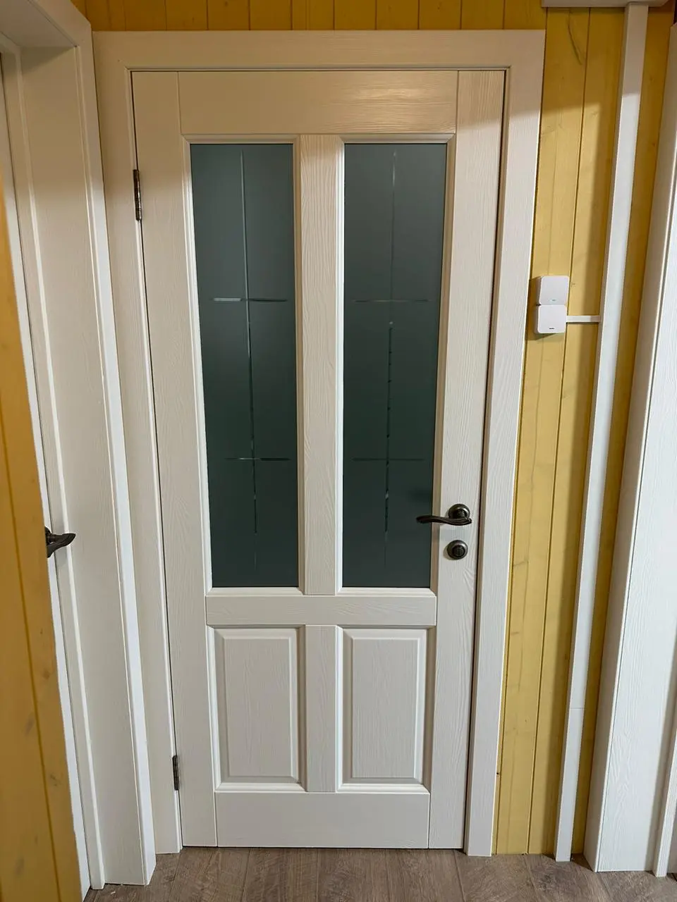 Межкомнатная дверь Ретро ПГ слоновая кость браш сосна