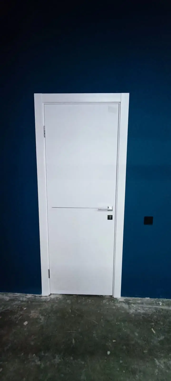 Межкомнатная дверь LEVEL Гладкое с молдингом бетон серый