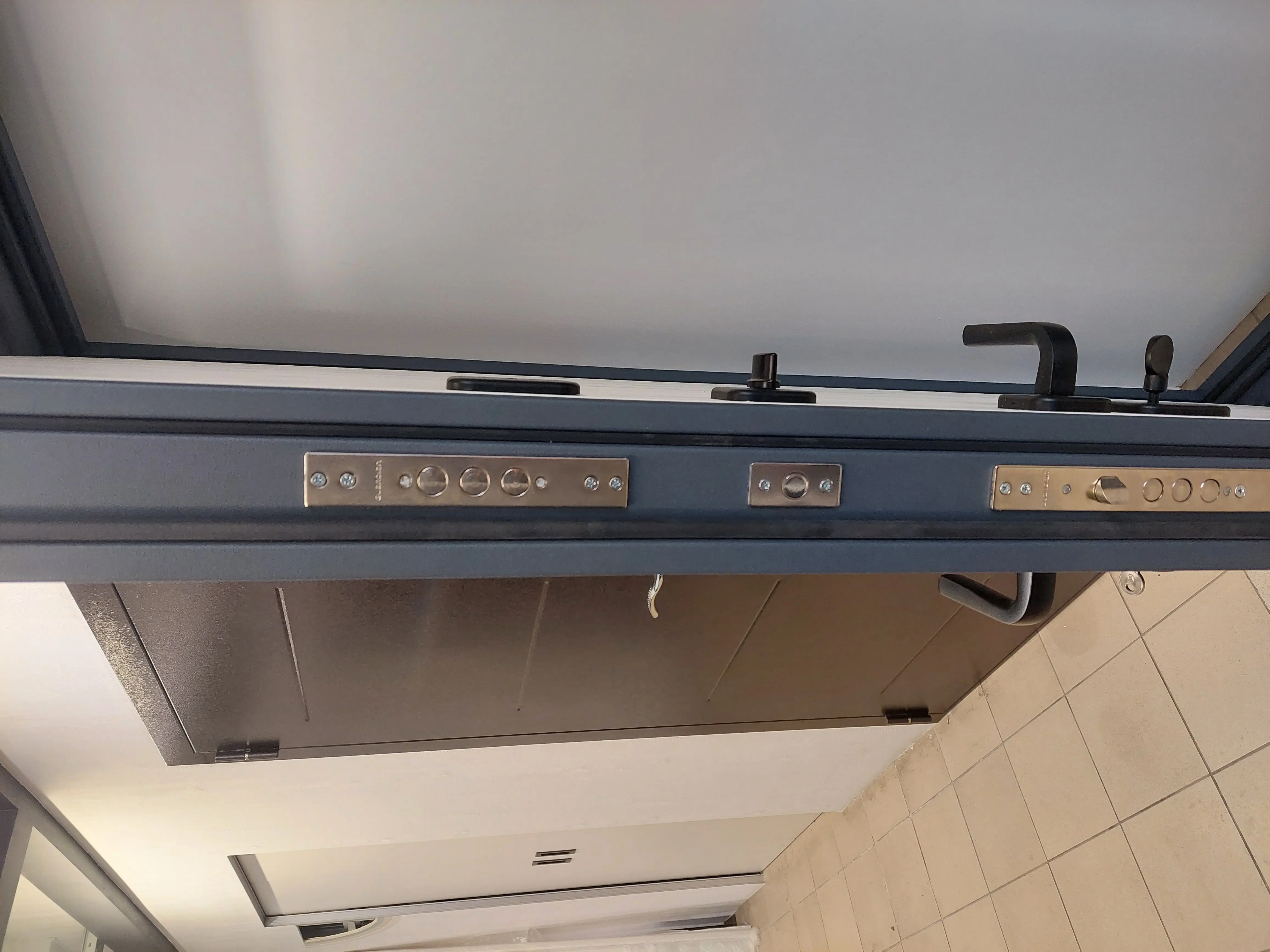 Входная дверь с терморазрывом STALEVAR TERMO Карниз