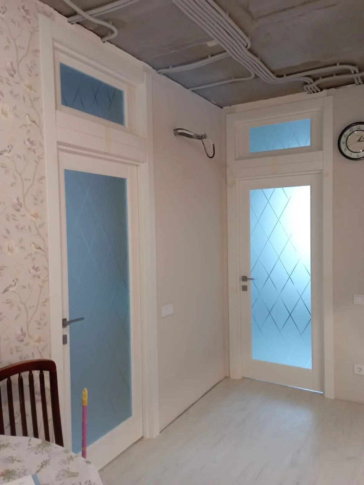 Межкомнатная дверь Соната-2 Полярный Белый с текстурой Сатинат белое гравировка