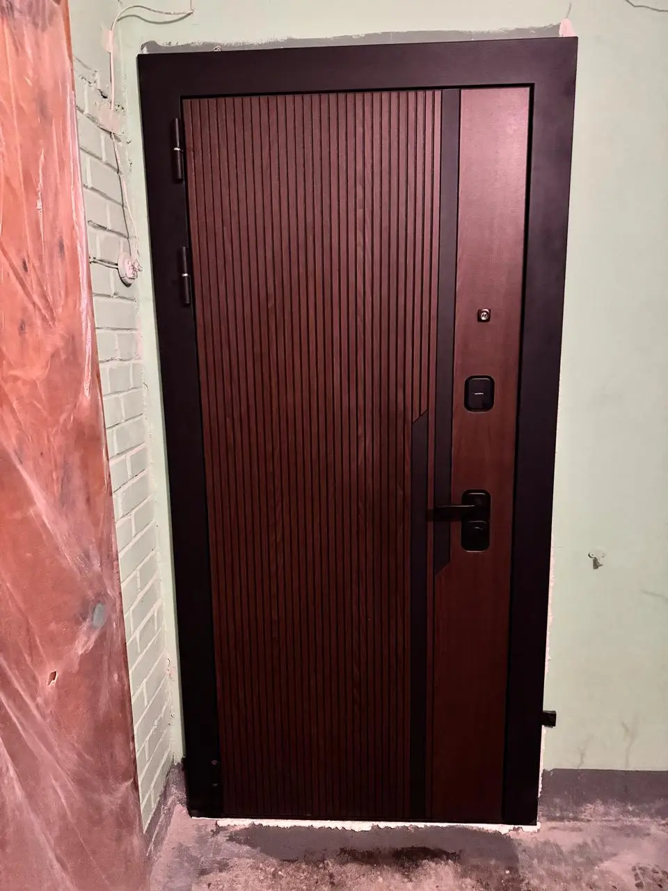 Входная дверь с шумоизоляцией Лабиринт Кармина панель 29 белый рельеф софт