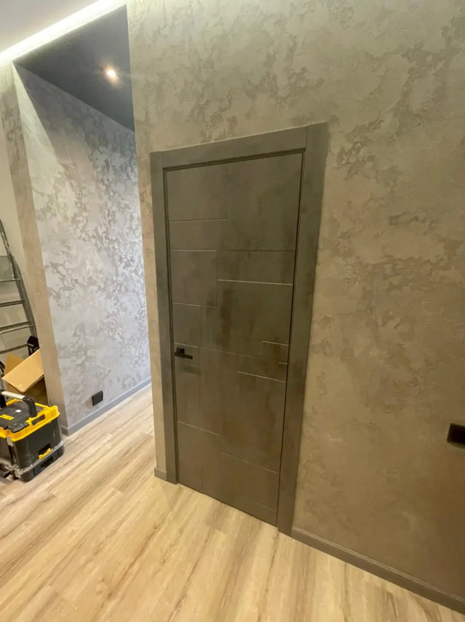 Межкомнатная дверь PV4 камень темный Тёмный