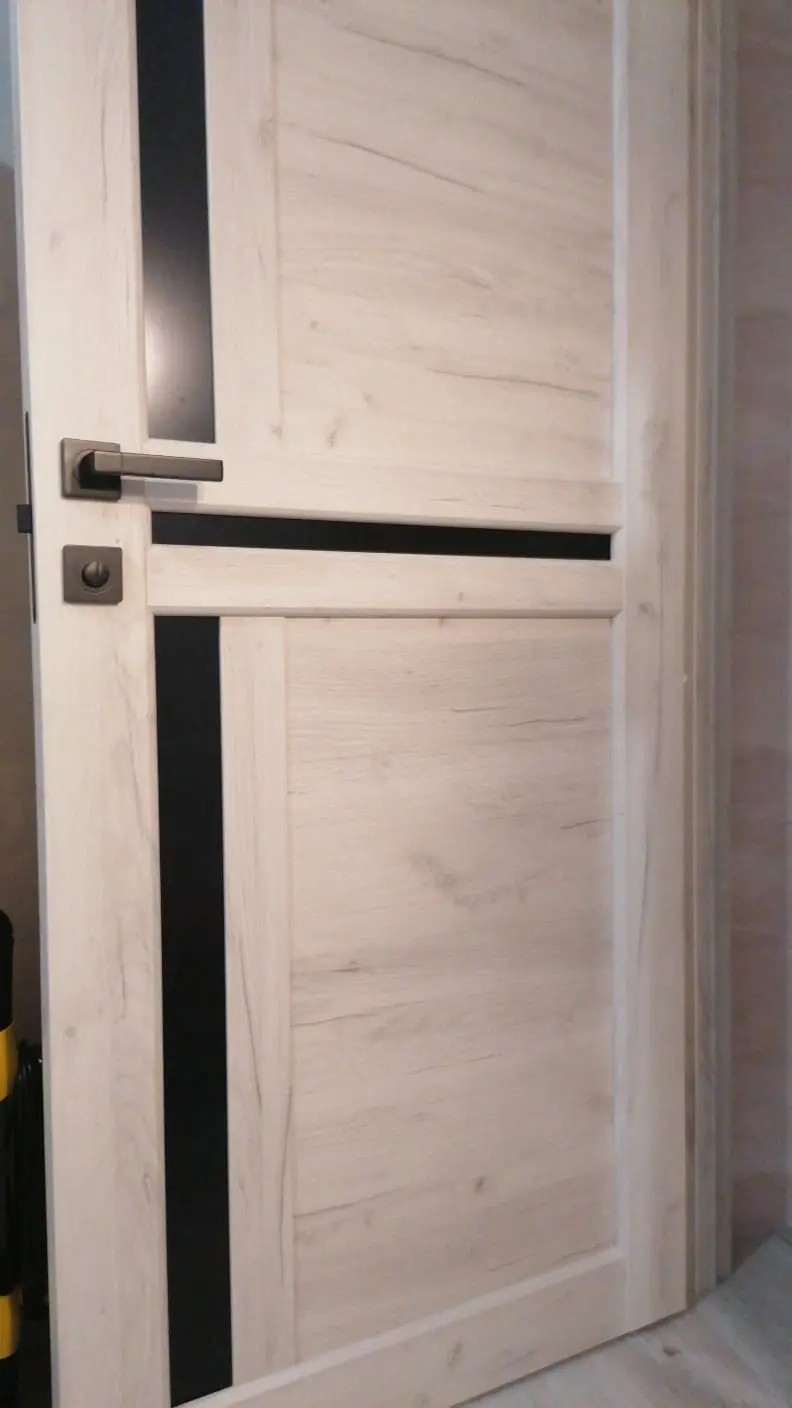 Межкомнатная дверь YD Евро 19 Дуб крафт белый Бежевый Лакобель черный