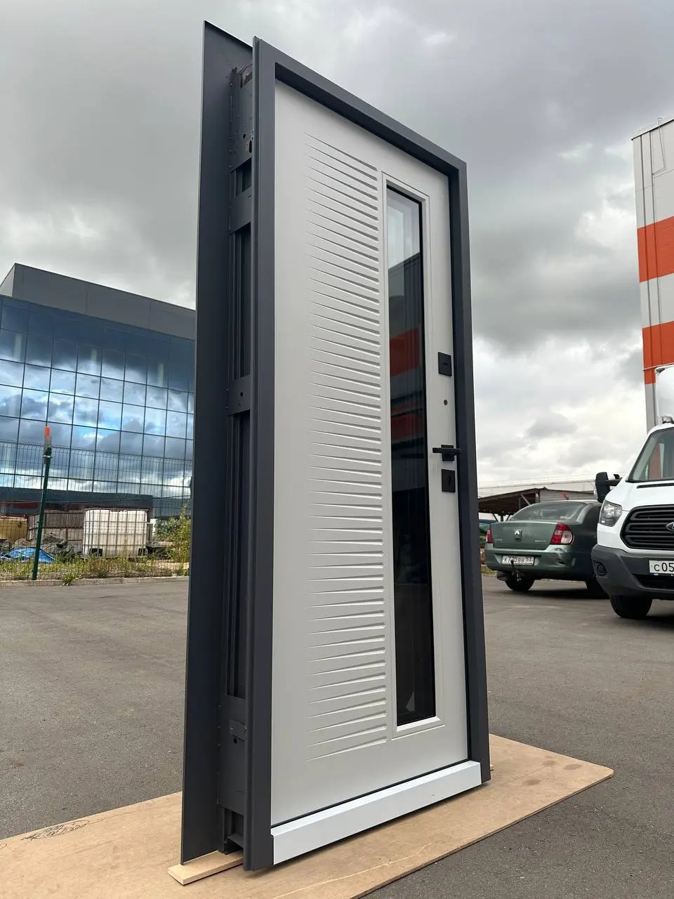 Входная дверь Термо со стеклопакетом Лабиринт Фрост RAL 7024