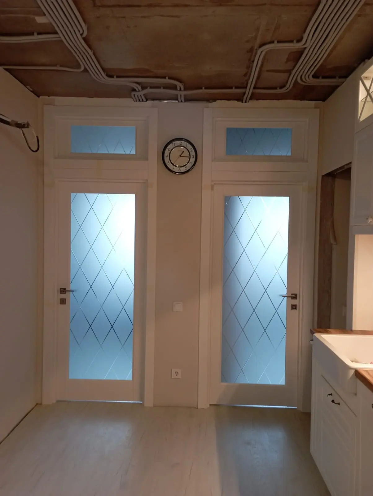 Межкомнатная дверь Соната-2 Полярный Белый с текстурой Сатинат белое гравировка