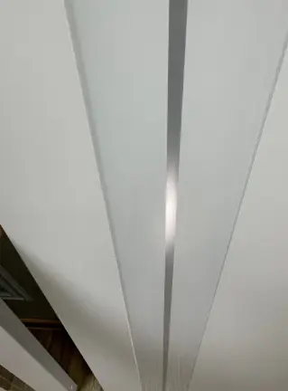 Межкомнатная дверь YD Юник Микс эмалит белый лакобель с полоской пропускающей свет