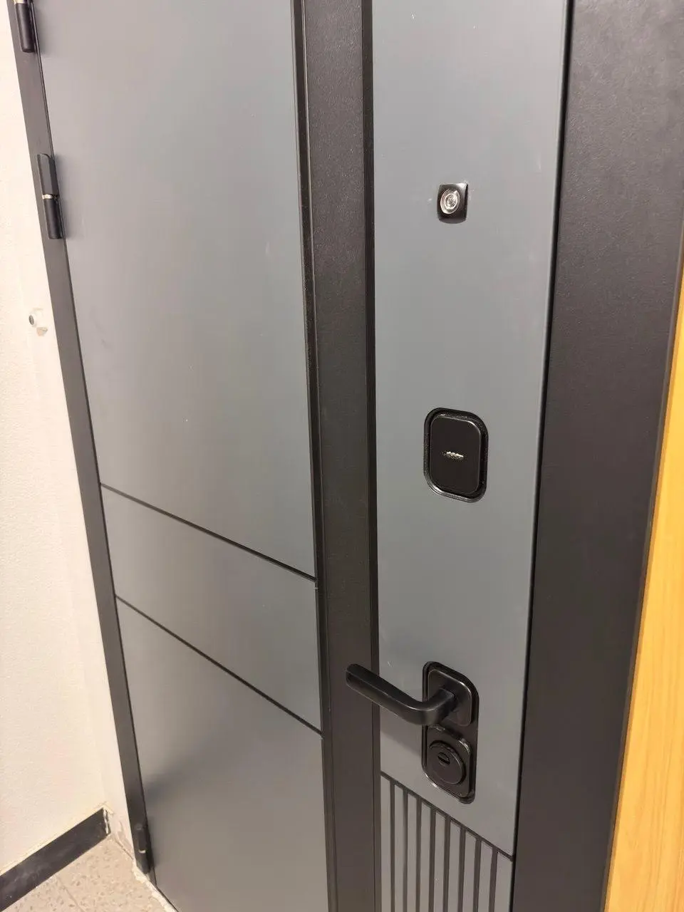 Входная дверь с шумоизоляцией Лабиринт Эволаб панель 21 белый софт