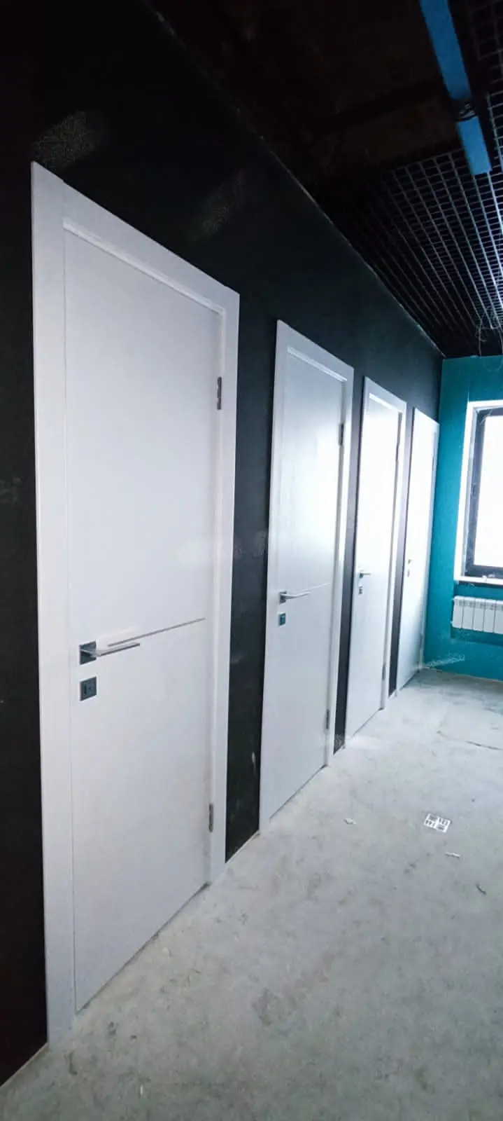 Межкомнатная дверь LEVEL Гладкое с молдингом бетон серый