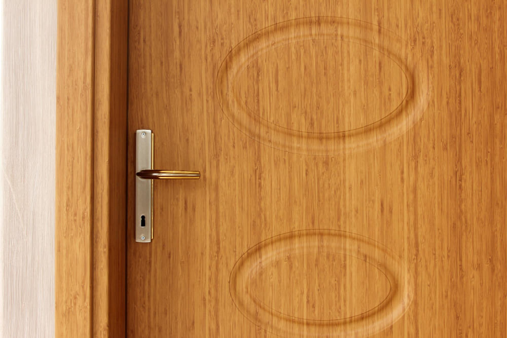 Дверь из массива ольхи