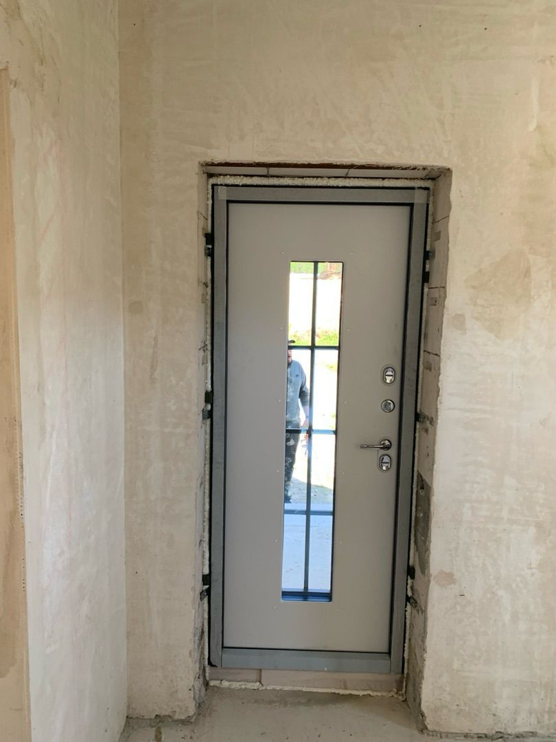 Входная уличная дверь со стеклом ДК Тичино Серая