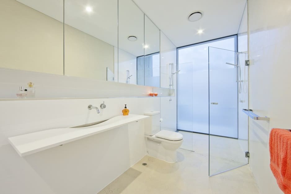 Особенности стеклянных дверей для туалета и ванной: установка, выбор