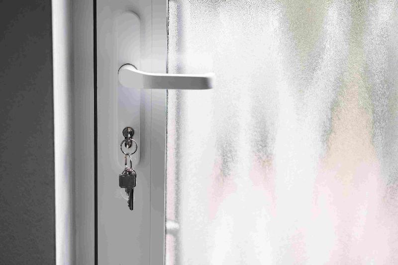 Конденсат на входной двери в доме: причины и профилактика Конденсат на входной двери в доме: причины и профилактика