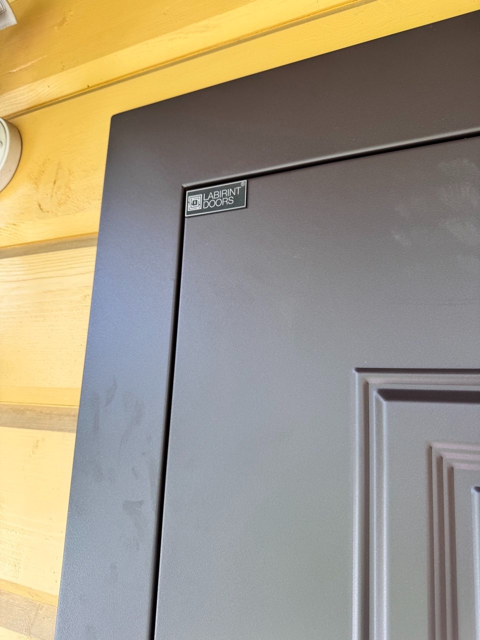 Входная дверь с терморазрывом Лабиринт Полярис лайт 8019 панель 18 дуб кантри темный