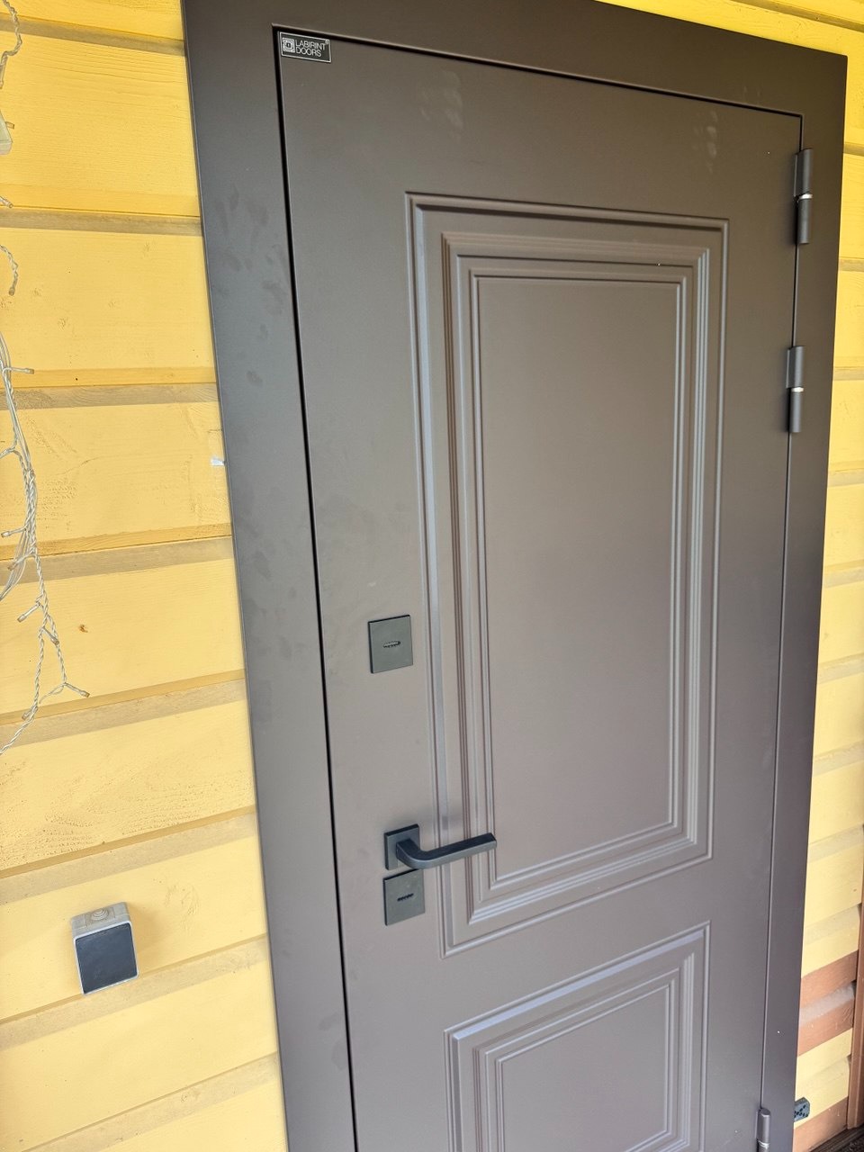 Входная дверь с терморазрывом Лабиринт Полярис лайт 8019 панель 18 дуб кантри темный