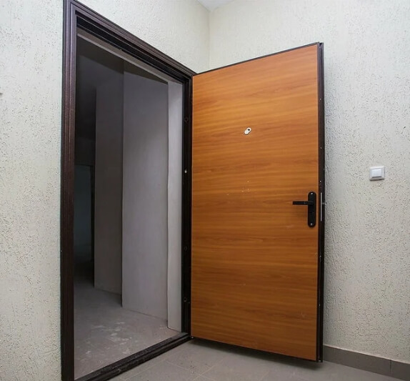 Межкомнатная дверь с отделкой из ламината