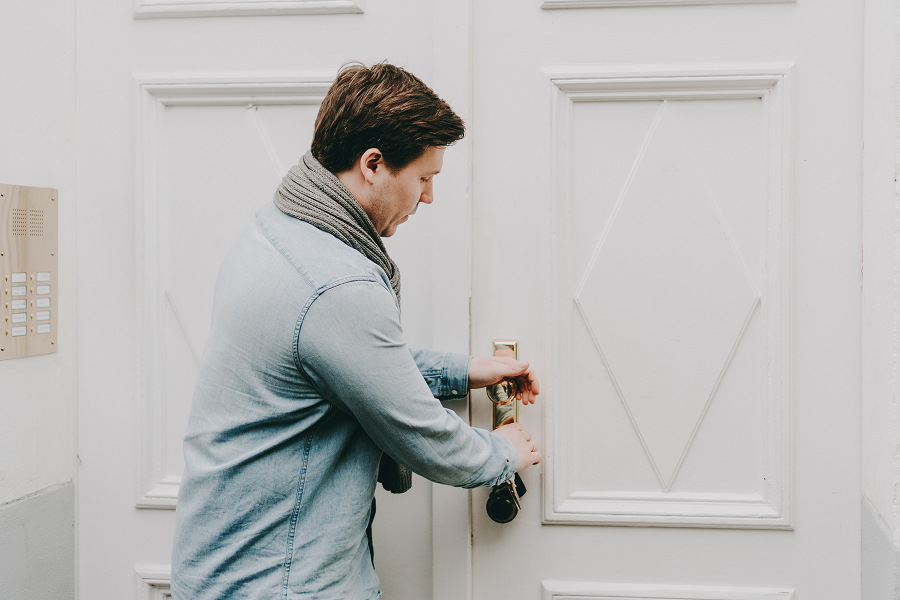 Разновидности материалов межкомнатных дверей