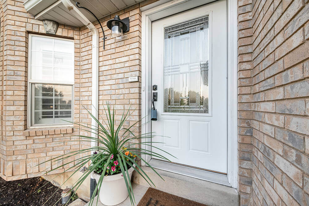 Размер входной двери в частном доме в норме составляет 2000–2050