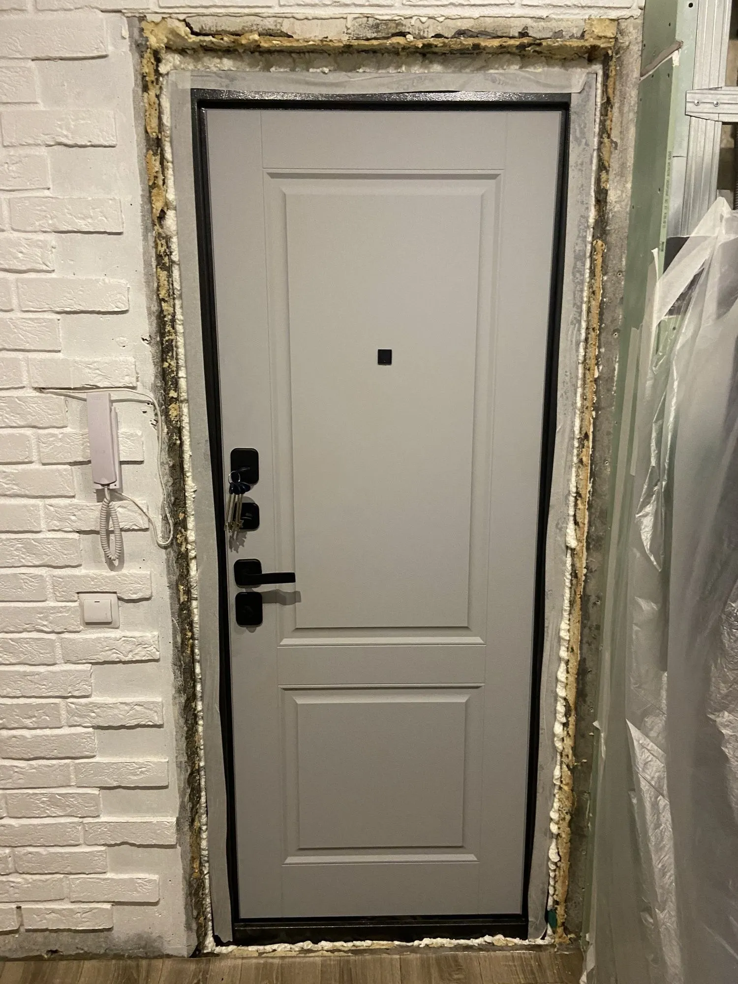Входная дверь с зеркалом и шумоизоляцией ДК Брест Дизайн