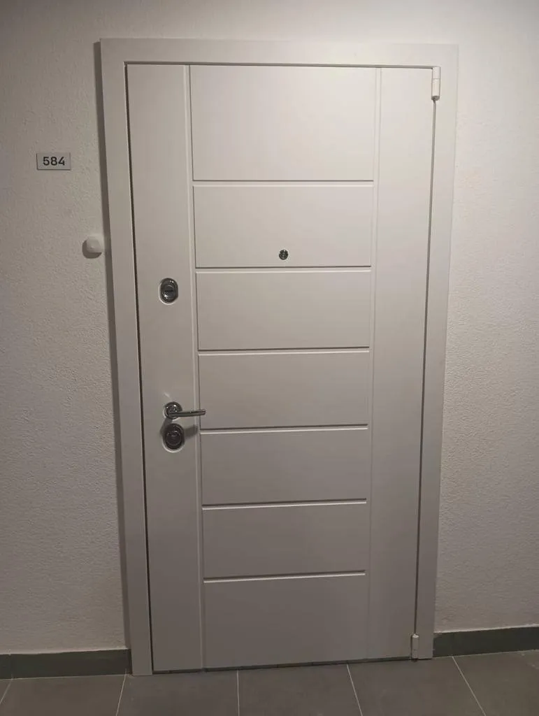 Входная дверь с зеркалом и шумоизоляцией  Sigma White