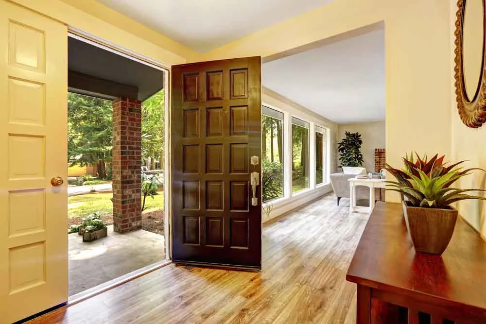 Открывание входной двери в квартиру. Деревянные двери в интерьере. Красивые входные двери в квартиру. Дверь в комнату. Открытая дверь в дом.